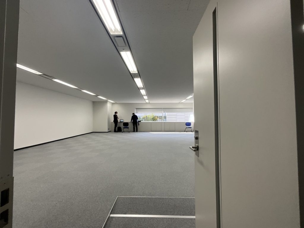 壁面を大判セラミックタイルで施工したオフィスエントランス