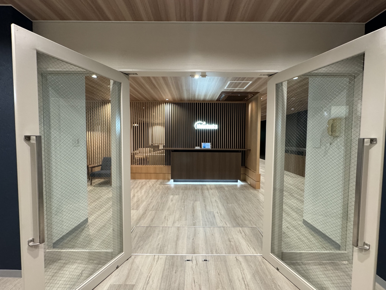 オフィスのドアは種類が豊富!選び方とコストを解説!