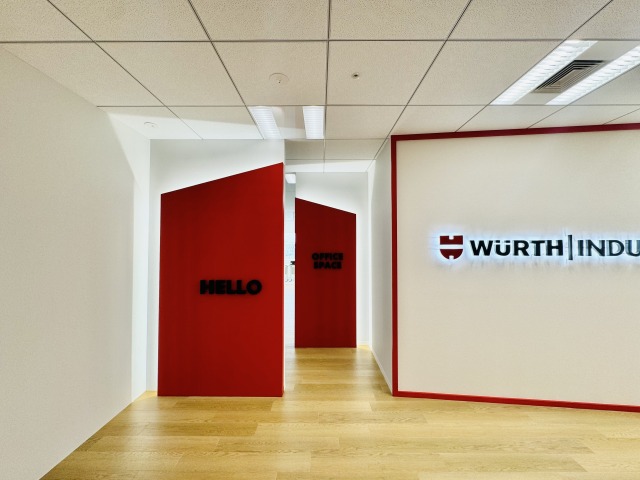 コーポレートカラーの赤を使用したオフィス内装