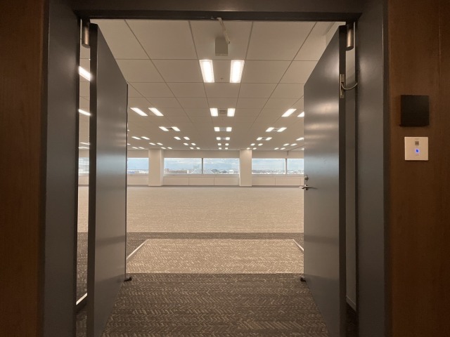 コーポレートカラーの赤を使用したオフィス内装