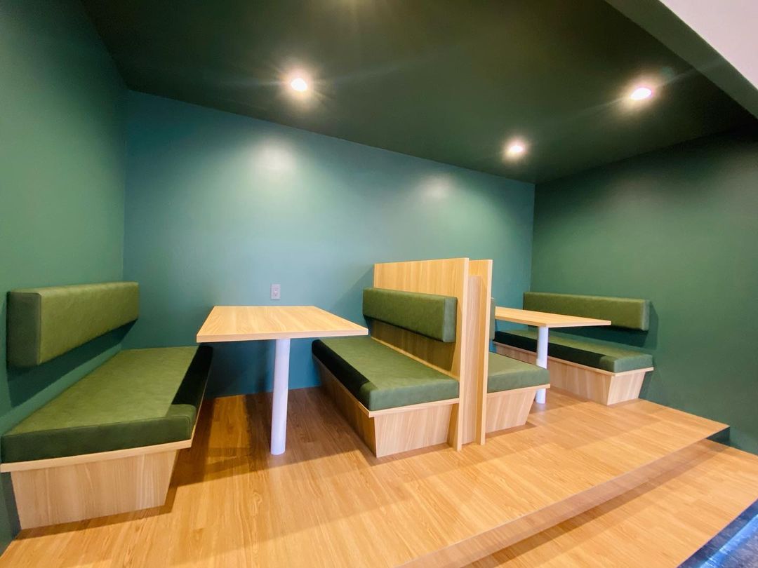 オフィスの新たなコミュニケーション空間「ファミレス席」とは！？メリット、デメリット、活用事例を徹底解説！