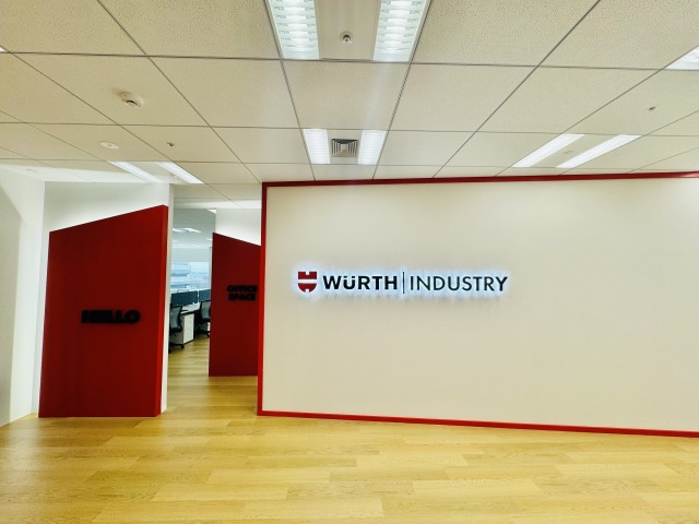 コーポレートカラーの赤を使用したオフィス内装