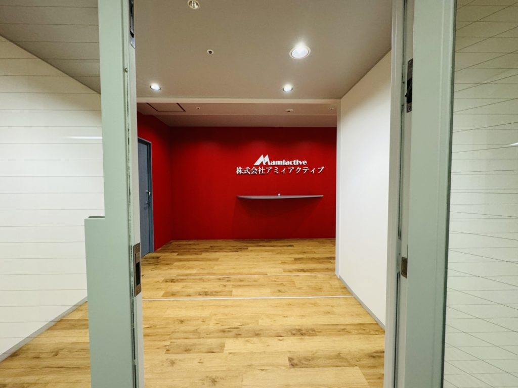 コーポレートカラーの赤を使用したオフィスエントランス