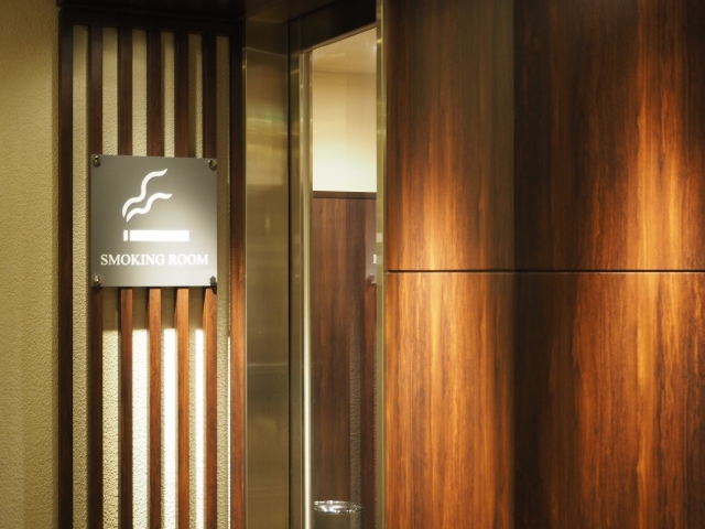 喫煙ボックスで快適な分煙環境を!種類や設置時の注意点とは?