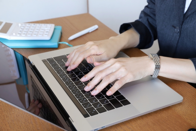 姿勢ひとつで変わる!デスクワークを快適に、健康も生産性も手に入れる方法