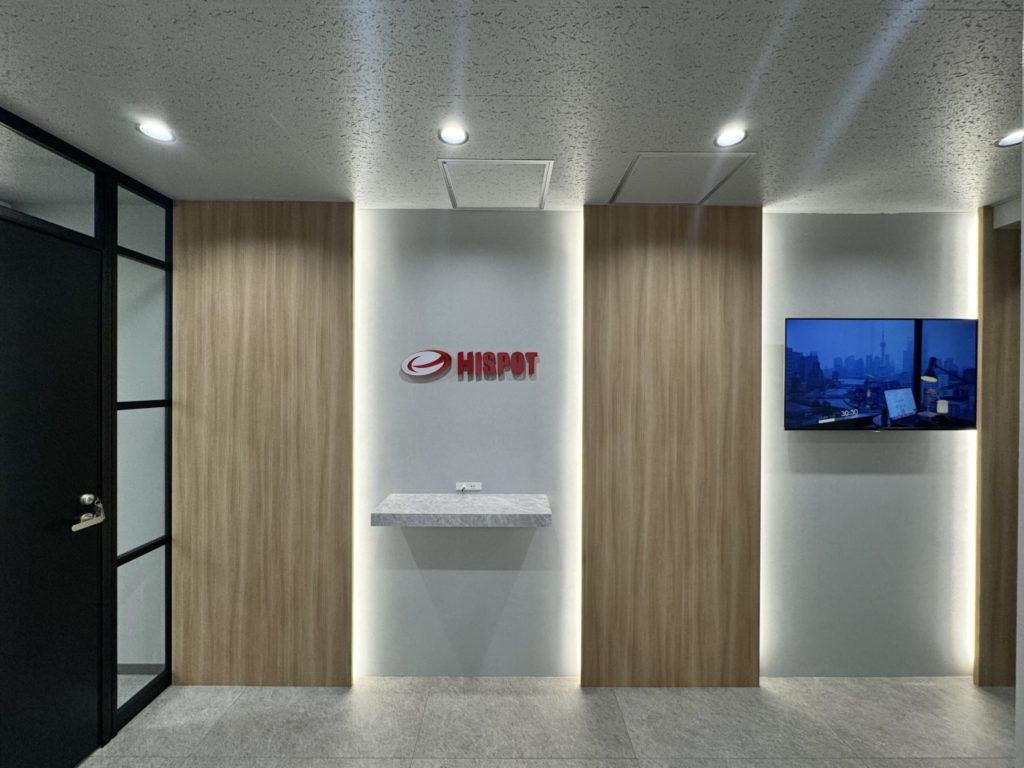 木目クロスで仕上げたオフィスエントランス