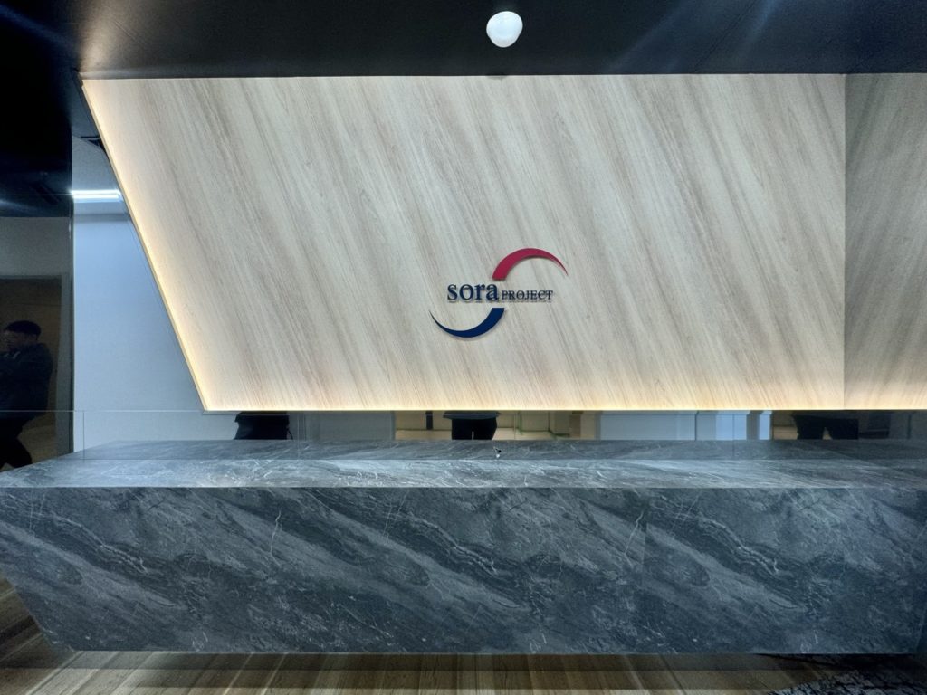 鏡面加工で仕上げたオフィスエントランス