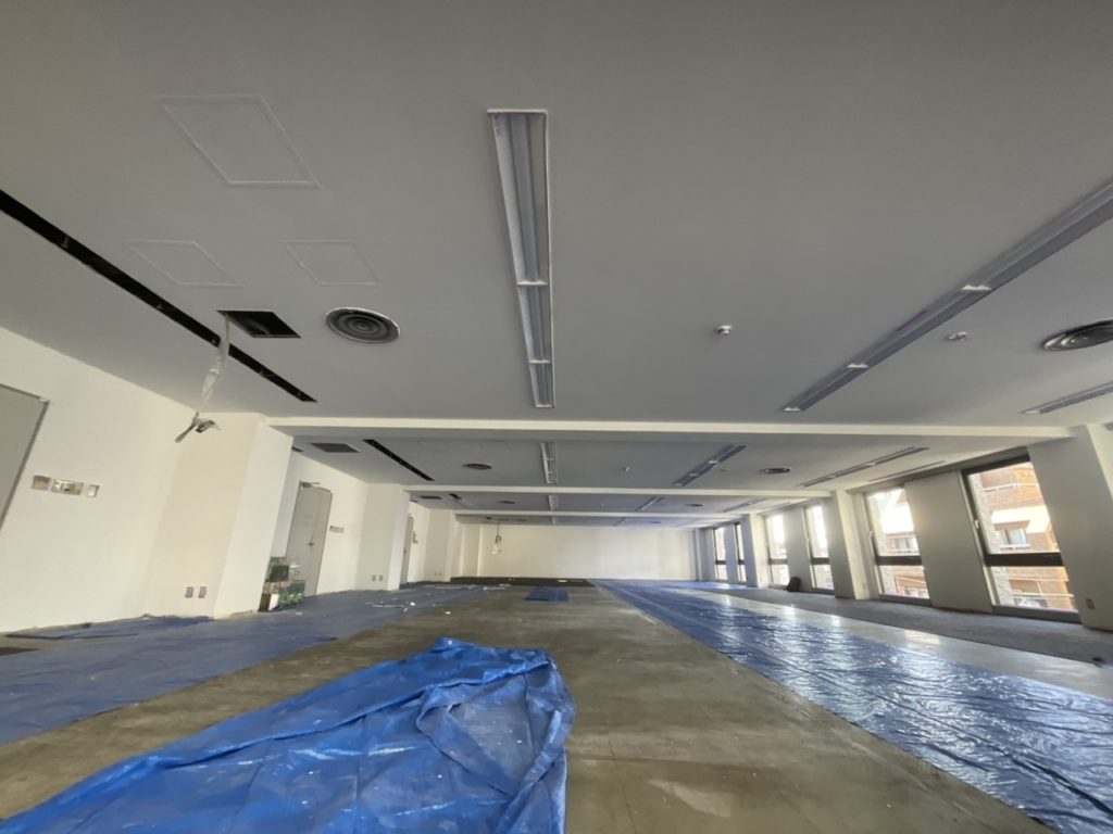 木目クロスで仕上げたオフィスエントランス