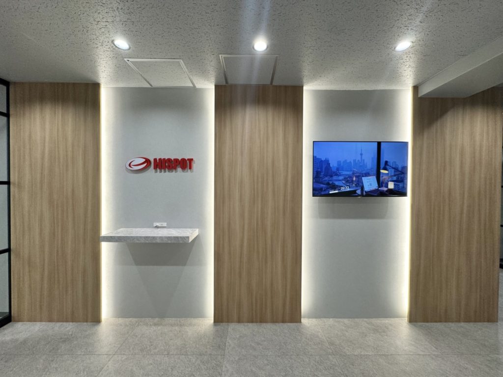 木目クロスで仕上げたオフィスエントランス