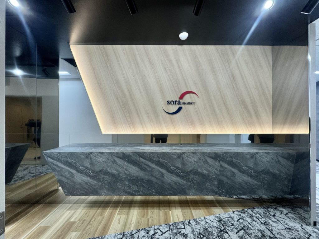 鏡面加工で仕上げたオフィスエントランス