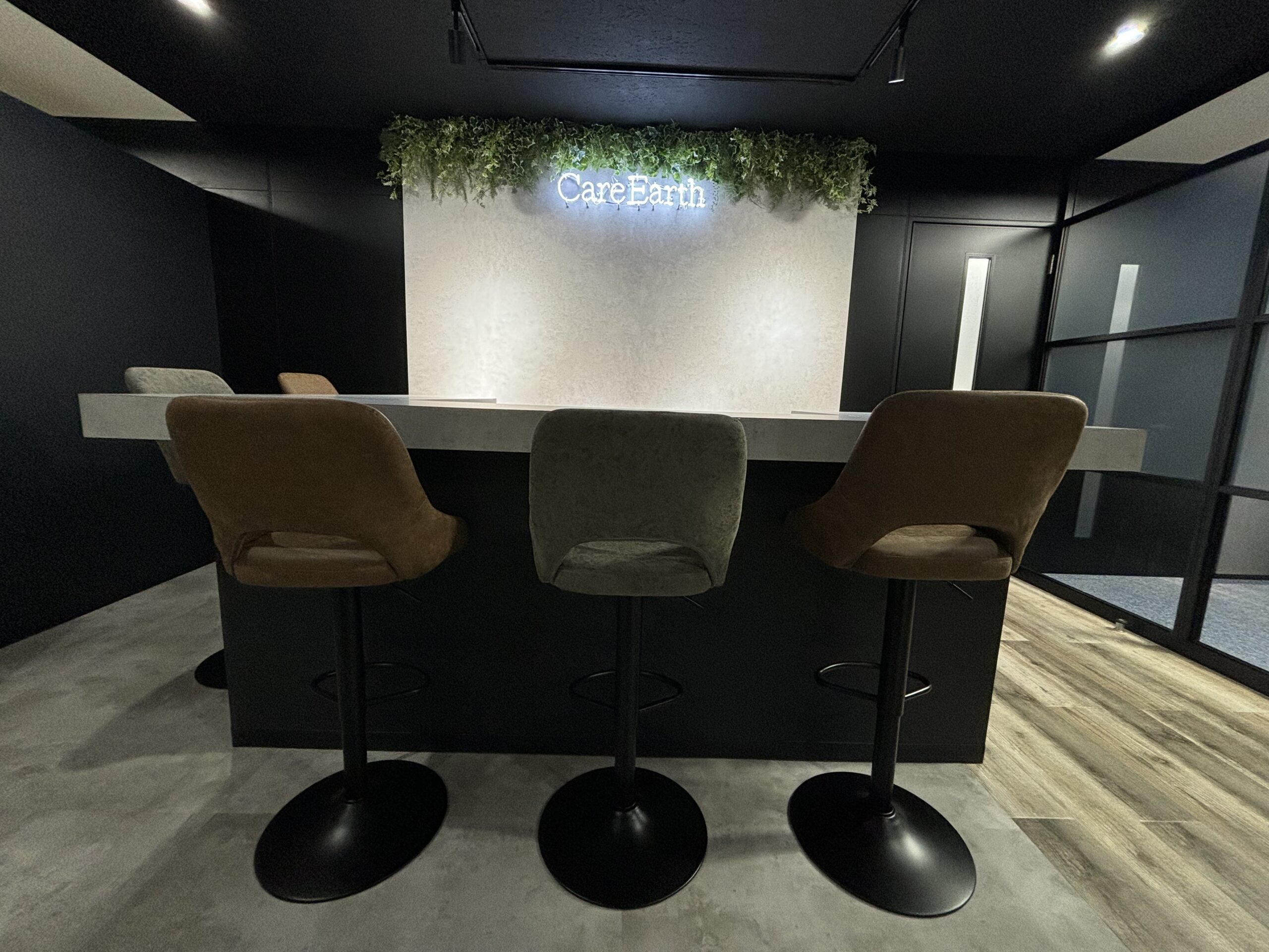 オフィスにカウンター席を設けるべき?―コミュニケーションと生産性のバランスを考える