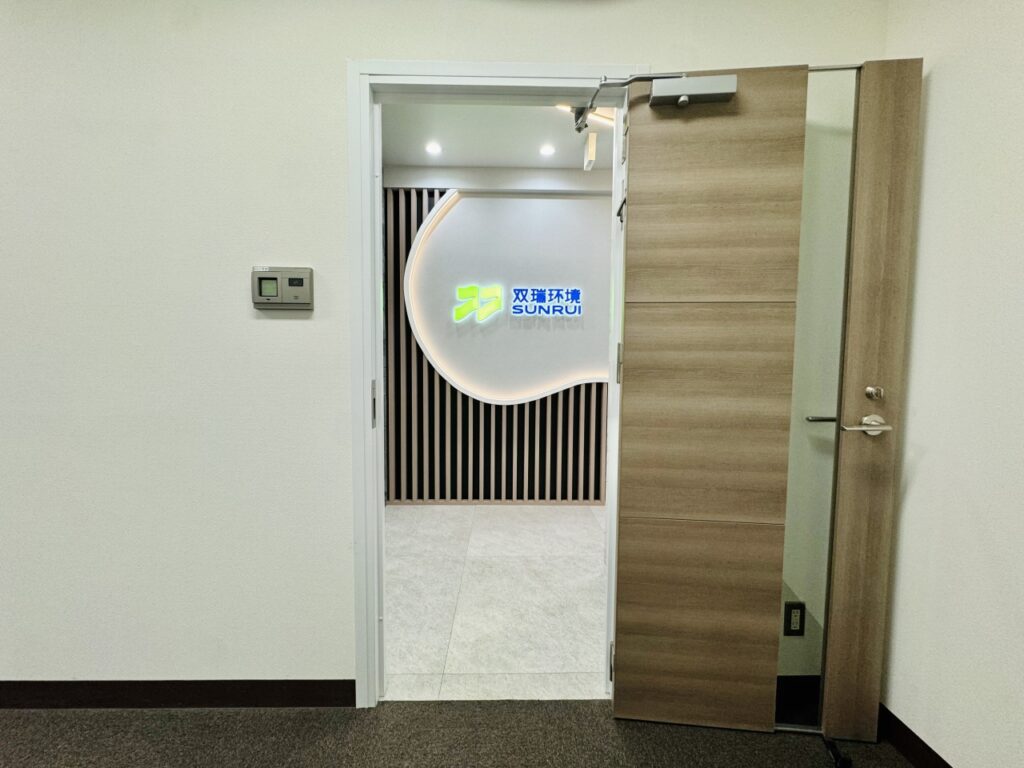 R曲線と木製ルーバー仕上げたオフィスエントランス