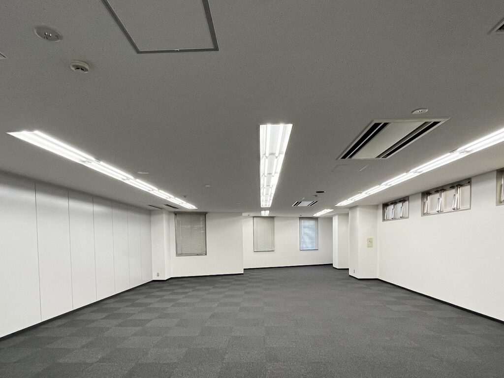 1枚ガラスを使用し、エントランスから執務室までのデザインを...