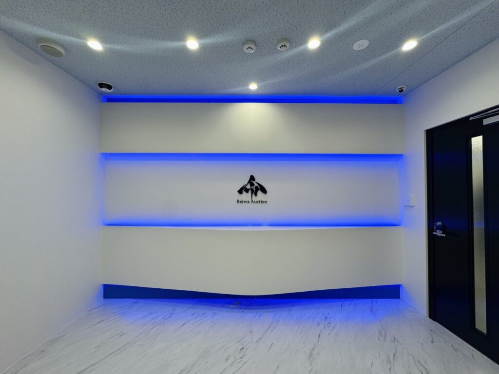 白と青で仕上げたオフィスエントランス