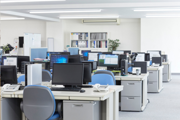 オフィスの蛍光灯がまぶしい原因と対策｜照明で変わる働きやすい職場づくり