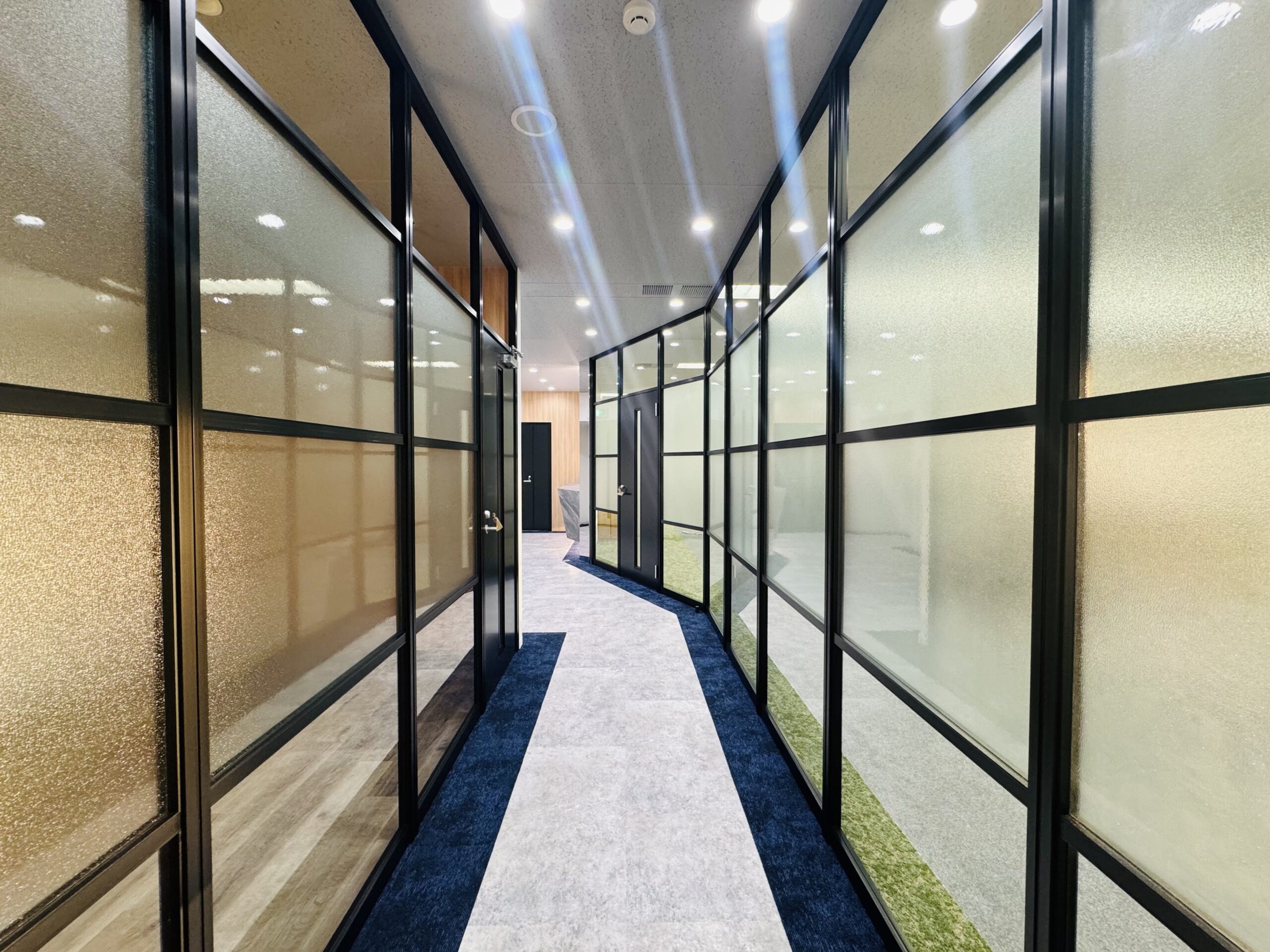 欄間オープンとクローズの違いとは？オフィスにおける適切な選択方法を解説